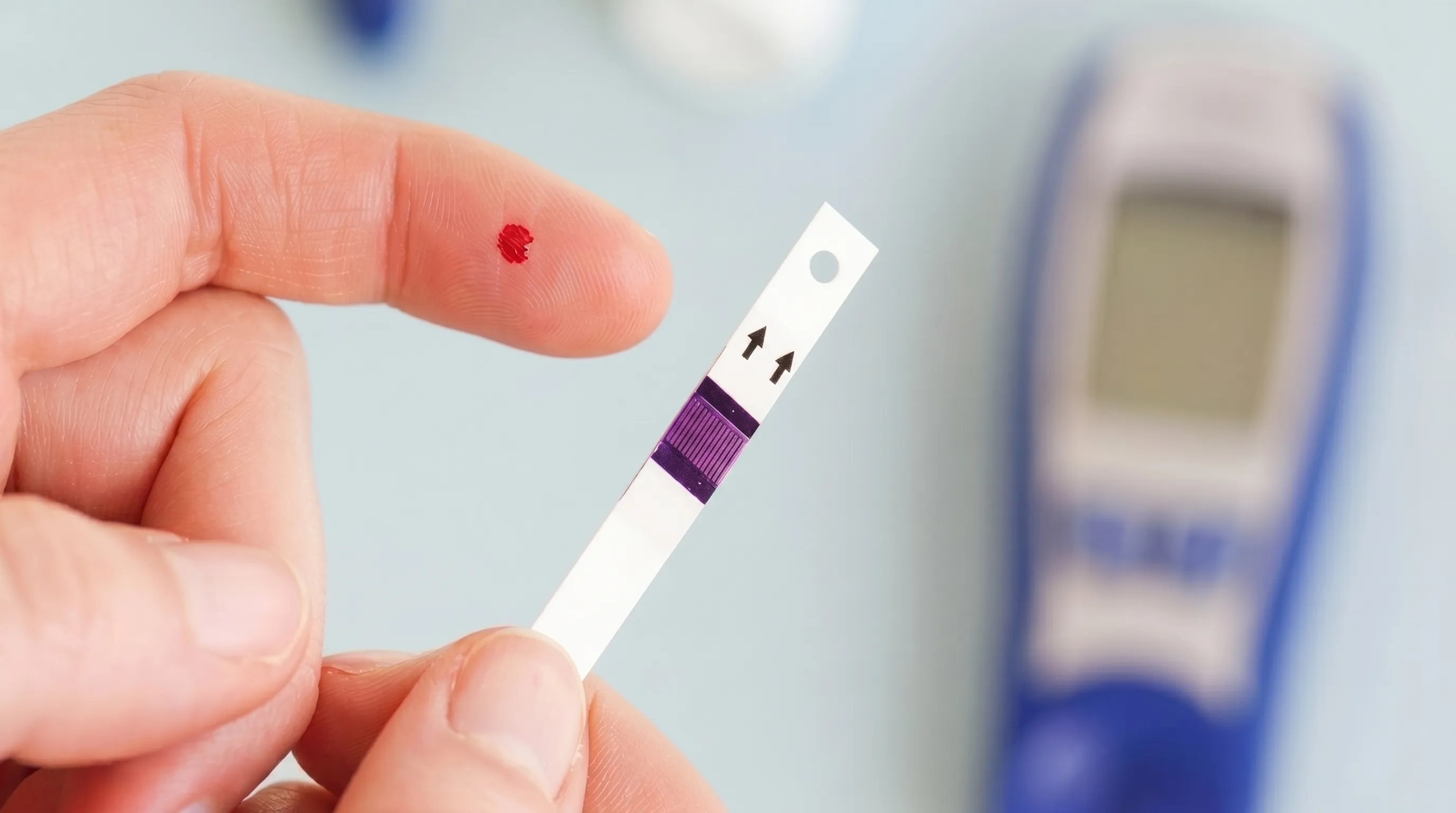 Realização de exame de glicemia como parte preventiva dos cuidados com pés diabéticos